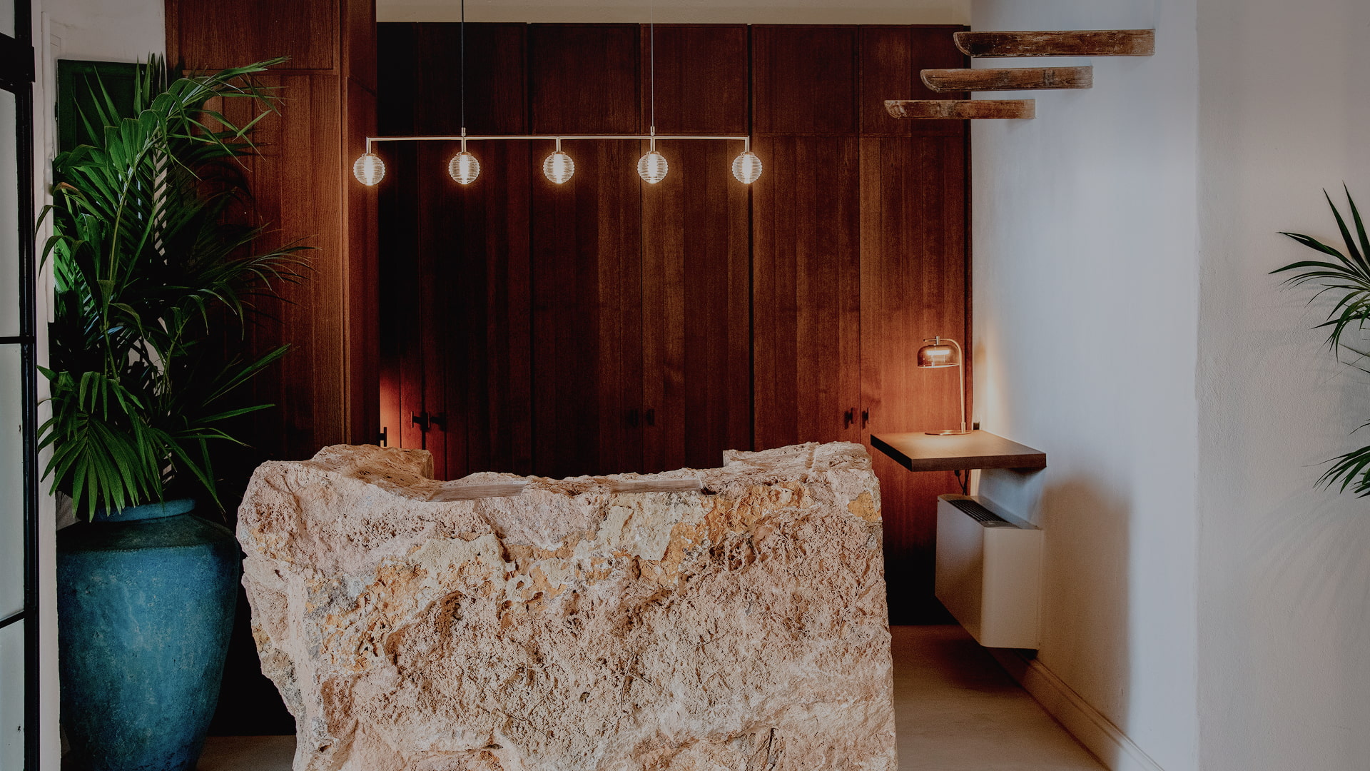 Contacto Hotel Corbella Vista del bonito mostrador de la recepción