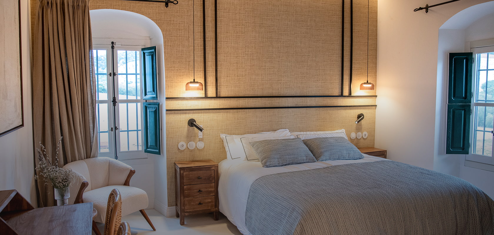 Habitación Doble del Hotel Corbella Habitación con cama doble y decorada en colores cálidos